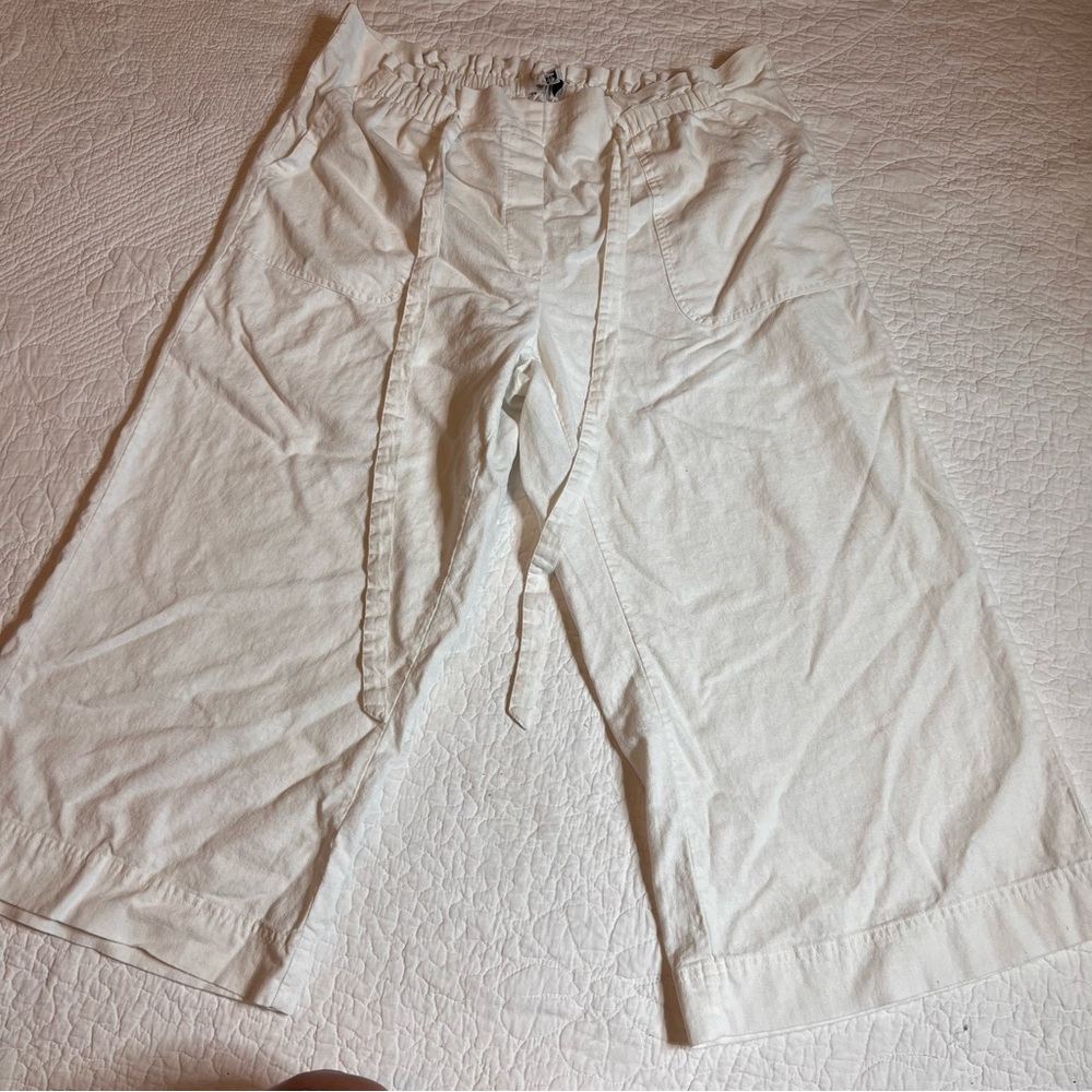 Wide-leg, cropped capri length silhouette with a relaxed fit linen blend 1X